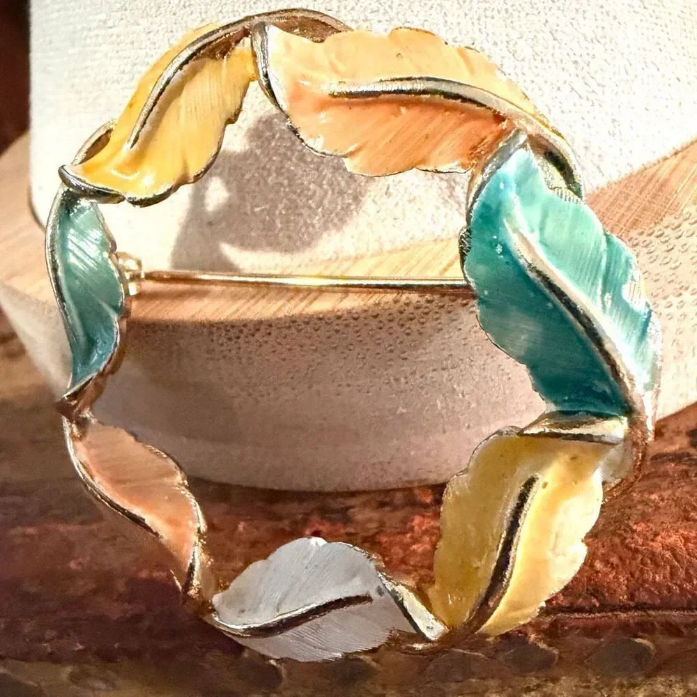 Vintage Gold Tone Enamel Leaf Wreath Circle Brooch